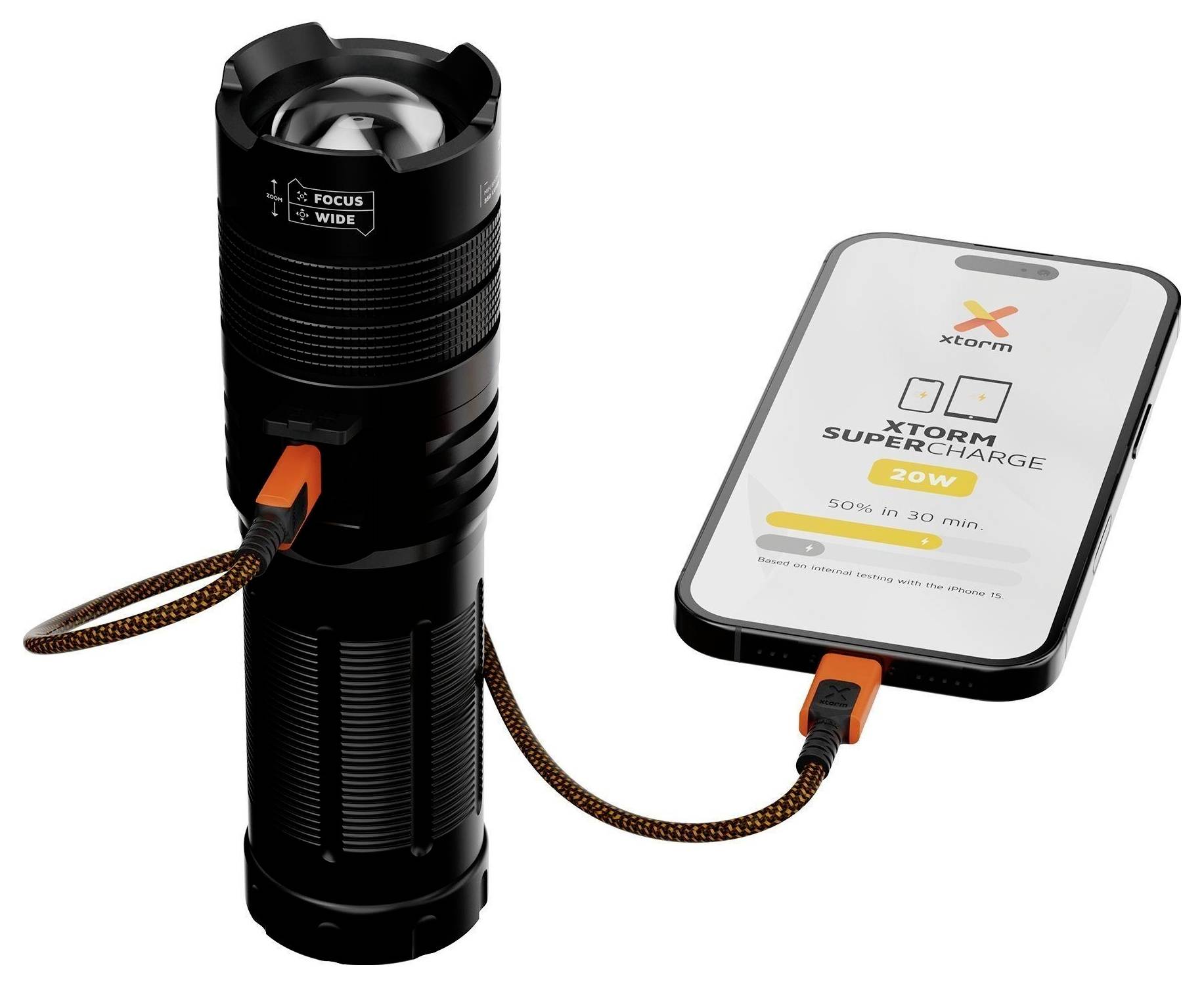 En svart ficklampa ansluten via en kabel till en smartphoneskärm som visar "XTORM SUPERCHARGE 20W", vilket belyser snabbladdningsförmåga.