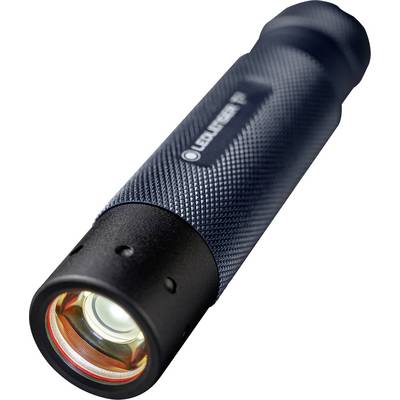 En svart LED-ficklampa med strukturerad grepp, vinklad för att visa linsen och sidknappen, mot en vit bakgrund.