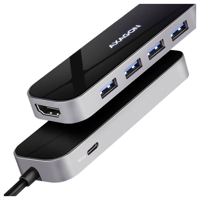 En svart och silvergrå USB-C-hubb med fyra USB-A-portar och en USB-C-port, visad i vinkel på en vit bakgrund.