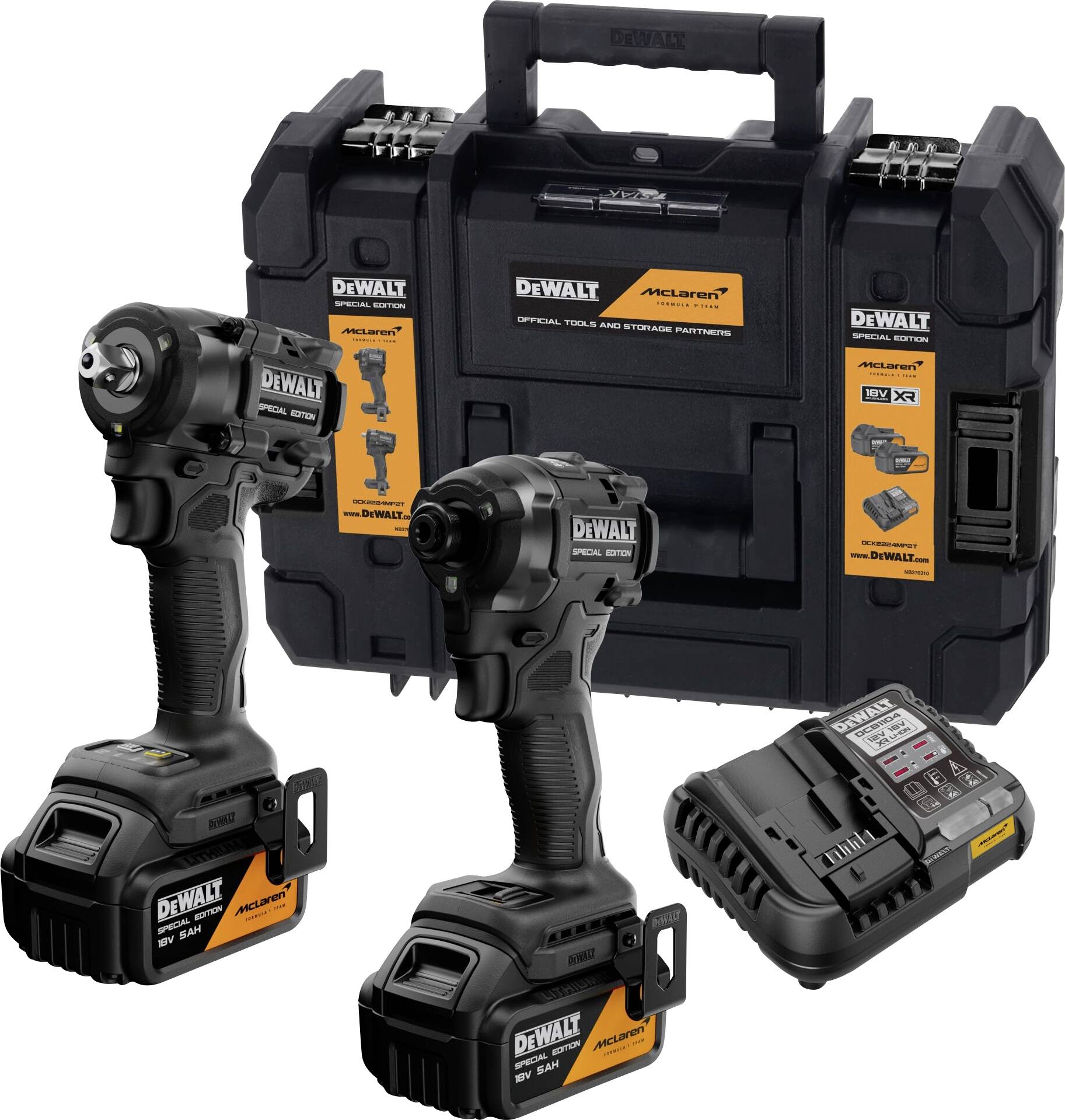 DeWalt trådlöst elverktygsset med två slagskruvdragare, två batterier, laddare och transportväska på vit bakgrund.