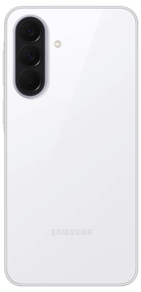 Baksidan av en vit Samsung-smartphone med trippel bakkameramodul och blixt i det övre vänstra hörnet.