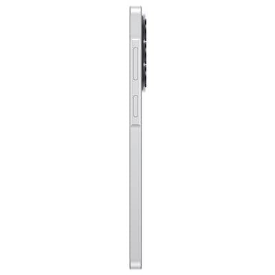 Närbild sidovy av en silver smartphone, som visar den tunna metallkanten och volym- och tysta knapparna.