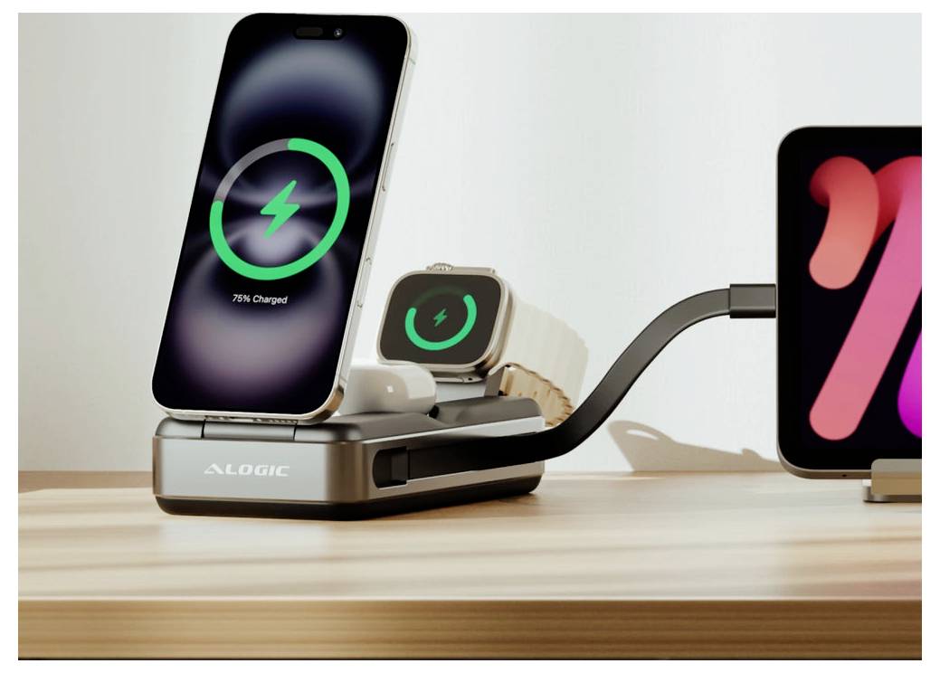 En trådlös laddningsstation med flera enheter laddar en iPhone, Apple Watch och öronsnäckor på ett skrivbord, med en surfplatta bredvid det.
