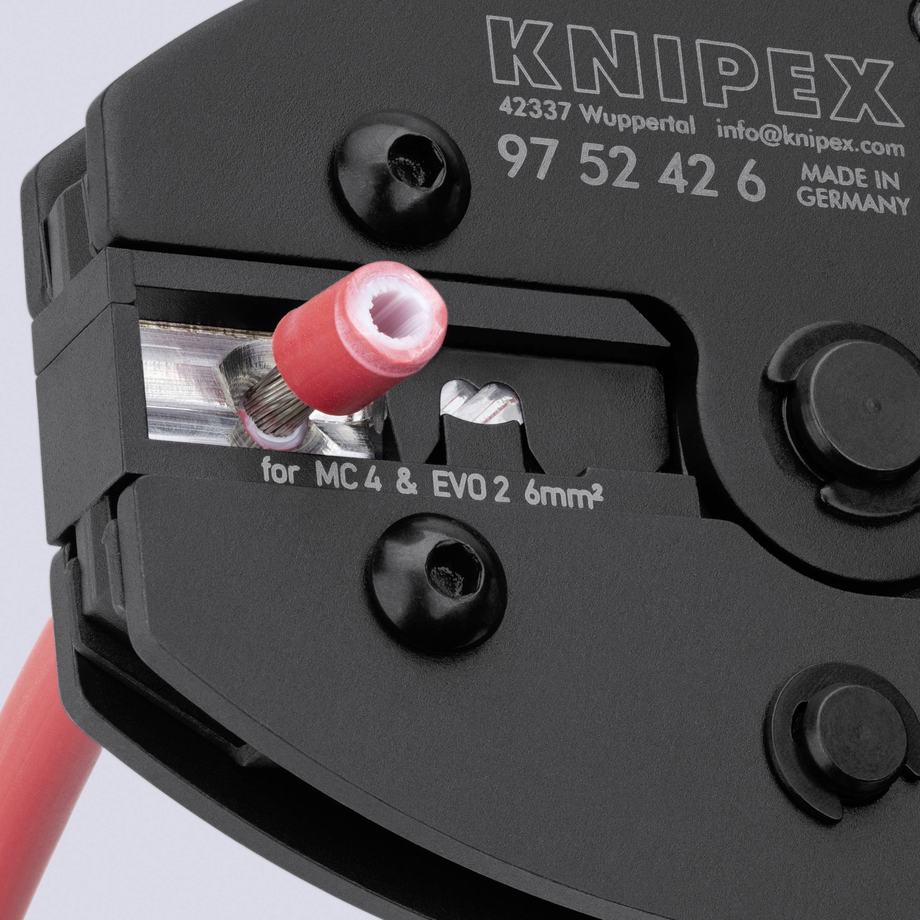 Närbild av ett KNIPEX MC4 och EVO 2 6 mm² kabelkrimpringsverktyg som håller en röd trådterminal.