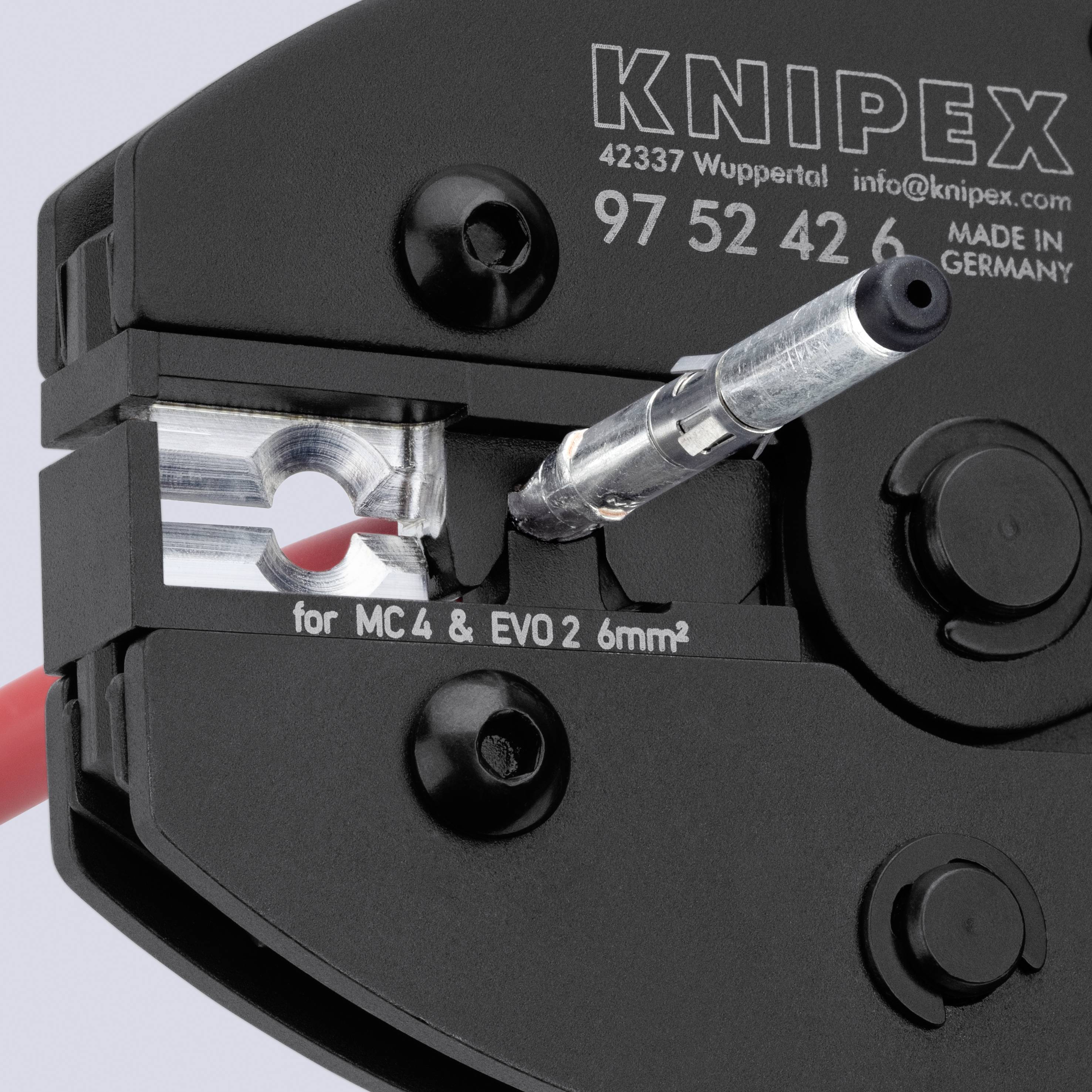 Närbild av ett KNIPEX-pressktyg som klämer en metallkontakt; etiketten läser "för MC4 & EVO 2 6mm²".