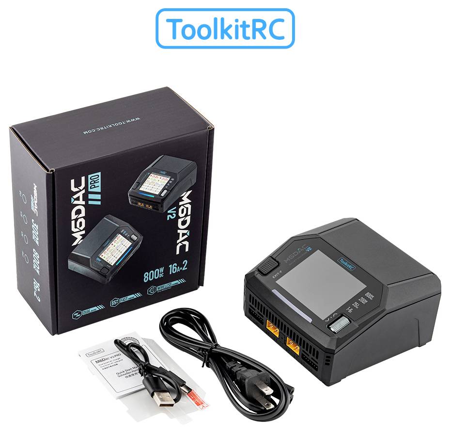 ToolkitRC batteriladdare visad med detaljhandelslåda, USB-kabel, strömkabel och instruktionsbroschyr på en vit bakgrund.