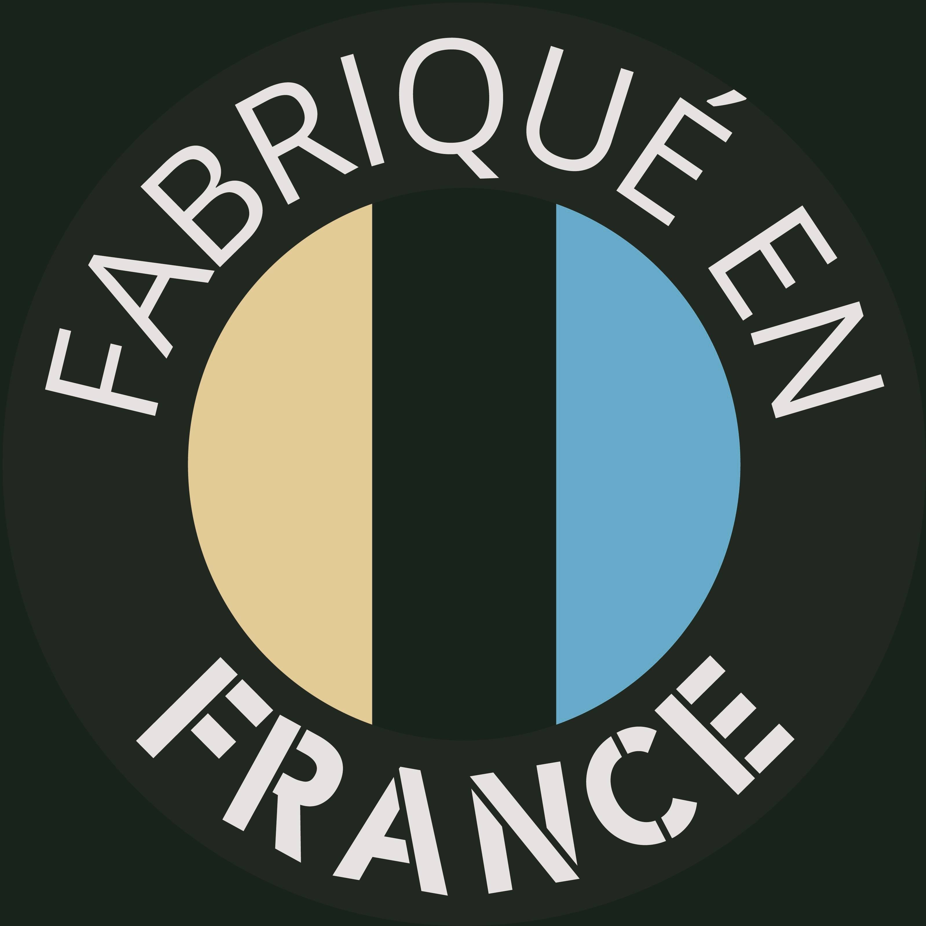 Cirkulär "FABRIQUÉ EN FRANCE"-logotyp med en vertikal blå, svart och beige trefärgscirkel på en mörk bakgrund.