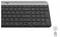 Svart trådlös Logitech-tangentbord med integrerad numerisk knappsats och kompakta tangenter, visad framifrånvyn på vit bakgrund.