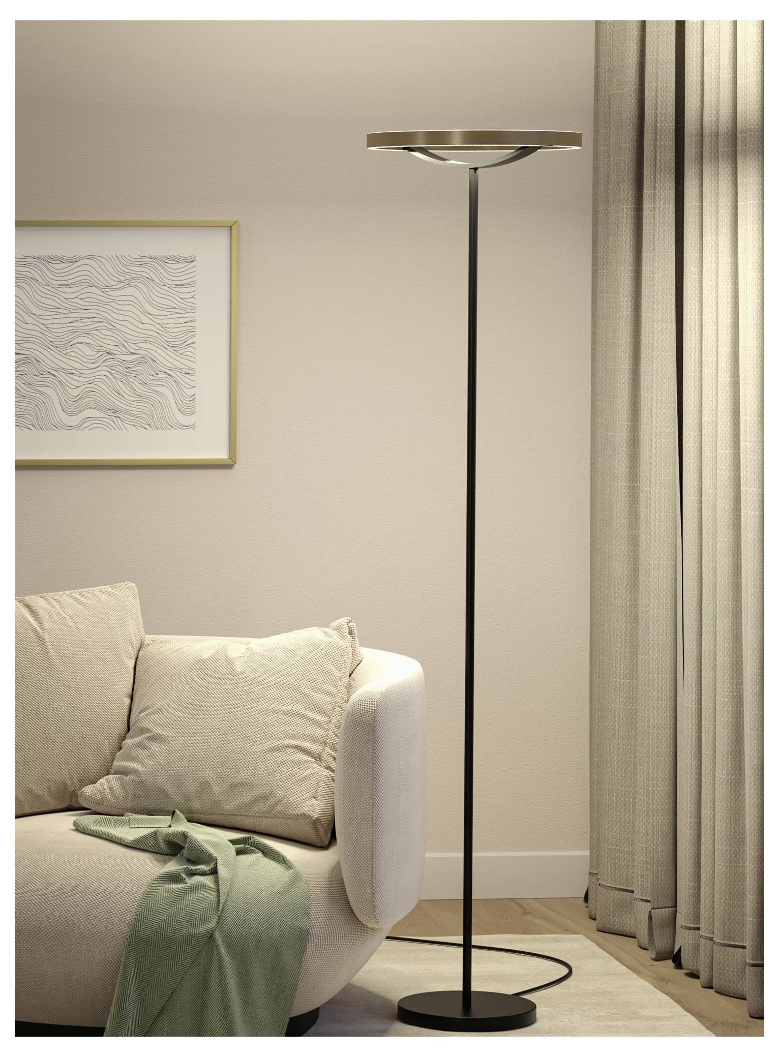 Minimalistisk vardagsrumshörn med beige soffa, draperad grön kast, inramat väggkonst, höga golvlampa och golv-till-tak gardiner.