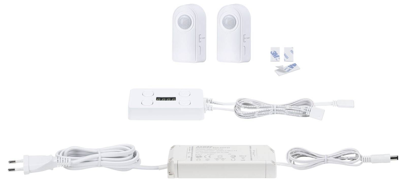 Vit elektronisk styrkit med två insticksgivare, en liten styrningsenhet, strömadapter och anslutna kablar utlagda på vit bakgrund.
