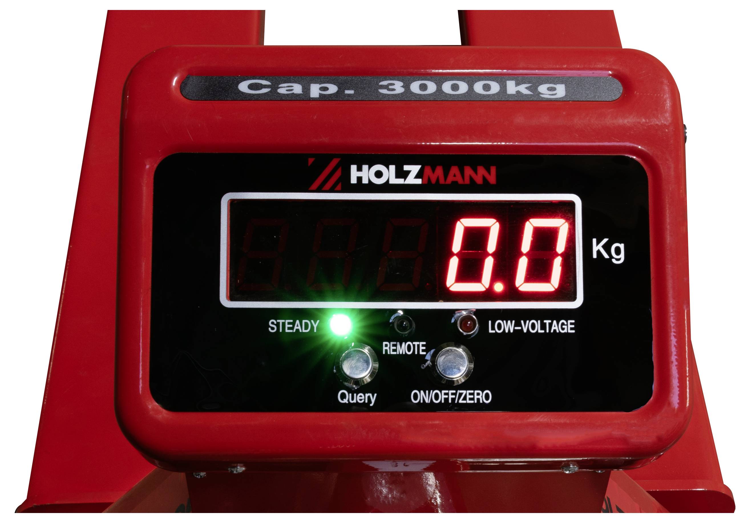 Röd digital skärmdisplay på en HOLZMANN kranvåg som visar 0,0 kg, med indikatorlampor för STEADY (stabil), REMOTE (fjärrkontroll) och LOW-VOLTAGE (låg spänning) samt ON/OFF/ZERO-knappar; kapacitet 3000 kg.