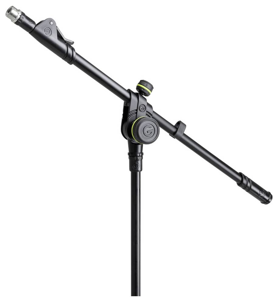 Bärbar PA-högtalare på ett stativ ovanför ett subwoofer-högtalarkabinett, visas mot en vit bakgrund med notering om att stativet och kablarna inte ingår.