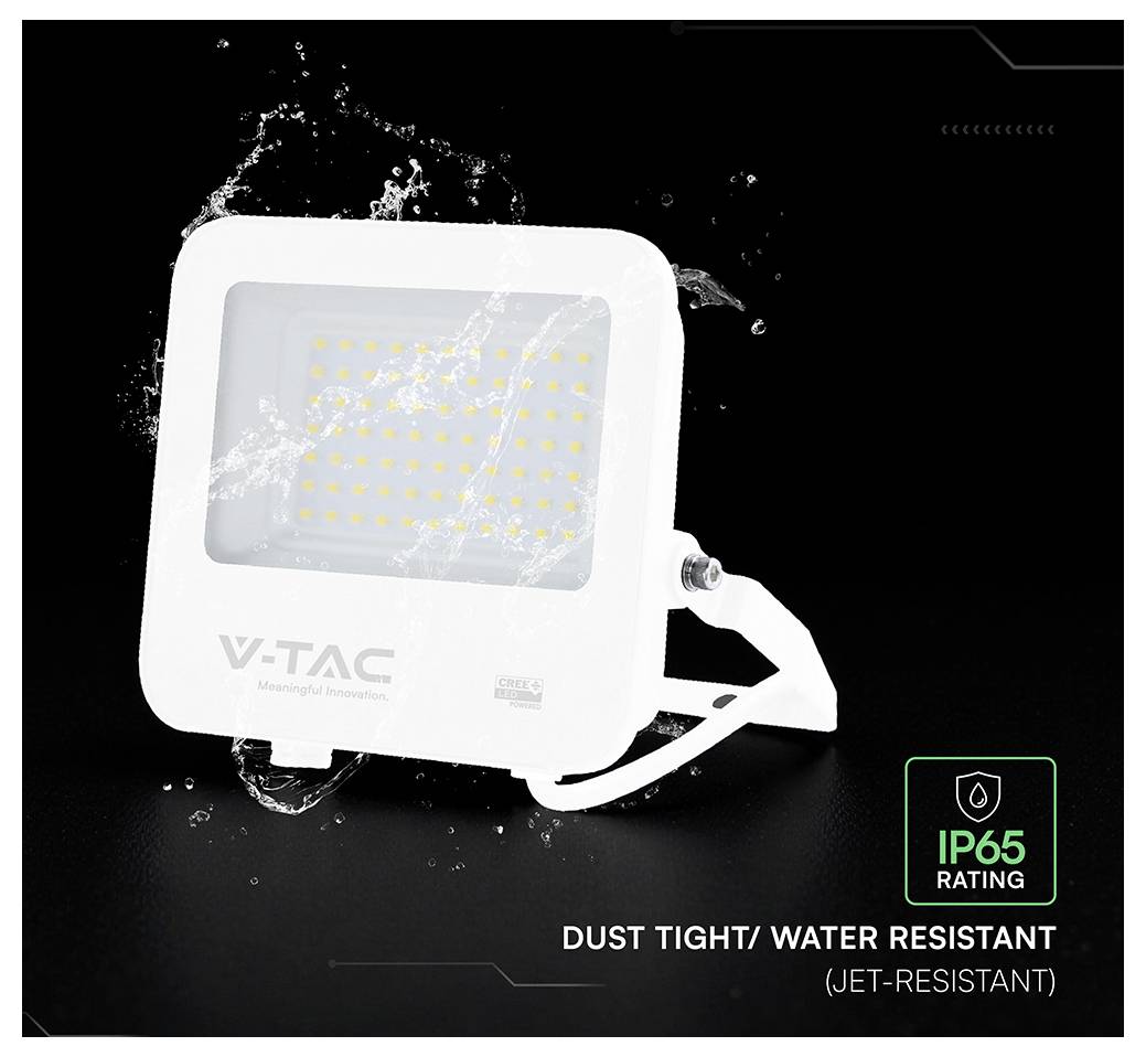 Vit V-TAC LED-strålkastare med IP65-klassificering, visad med stänkande vatten; texten säger "DAMMSÄKER/VATTENTÅLIG (STRÅLTÅLIG)"