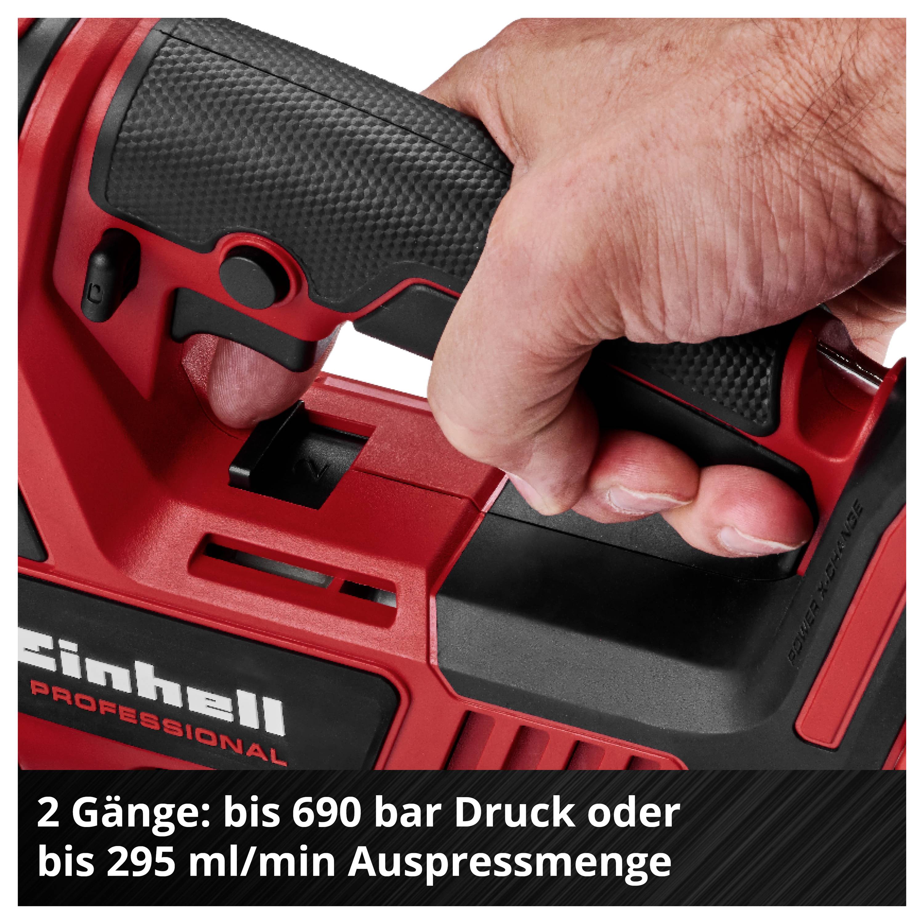 Hand håller greppet på en röd Einhell Professional-enhet; texten nämner 2 lägen: upp till 690 bar tryck eller upp till 295 ml/min utpressning.