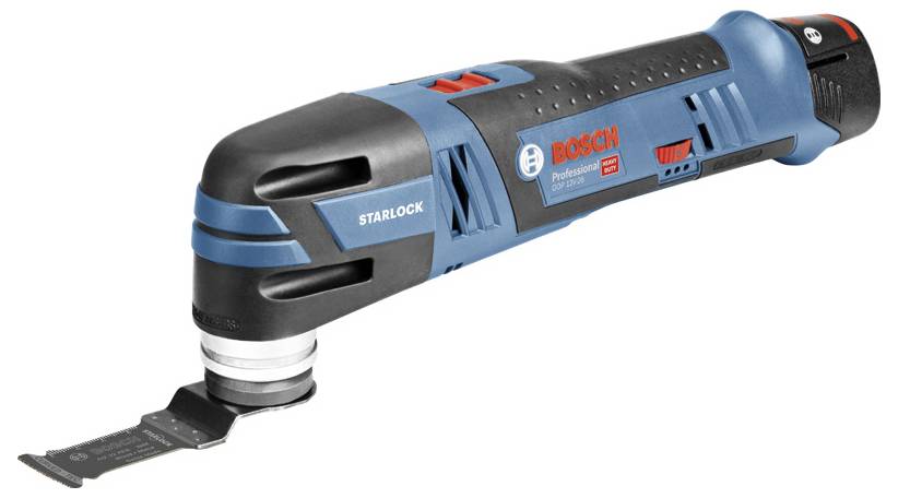 Trådlös Bosch STARLOCK oscillerande multiverktyg med fäst blad på vit bakgrund.