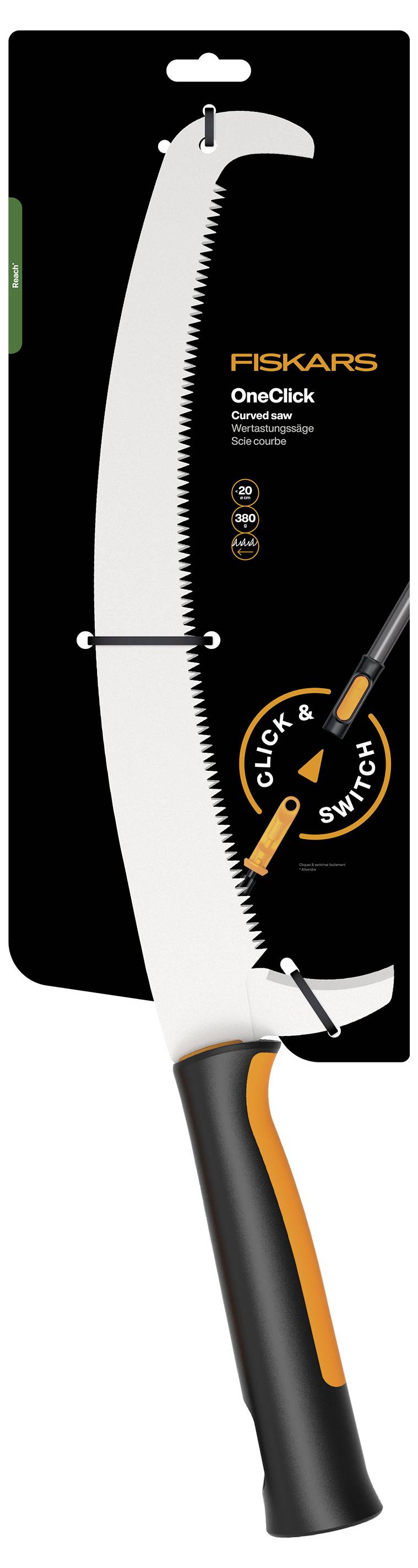 Paketbild av en Fiskars OneClick handsaw med svart, vit och orange handtag, visas på ett märkt bakgrundskort märkt "FISKARS" och "OneClick".