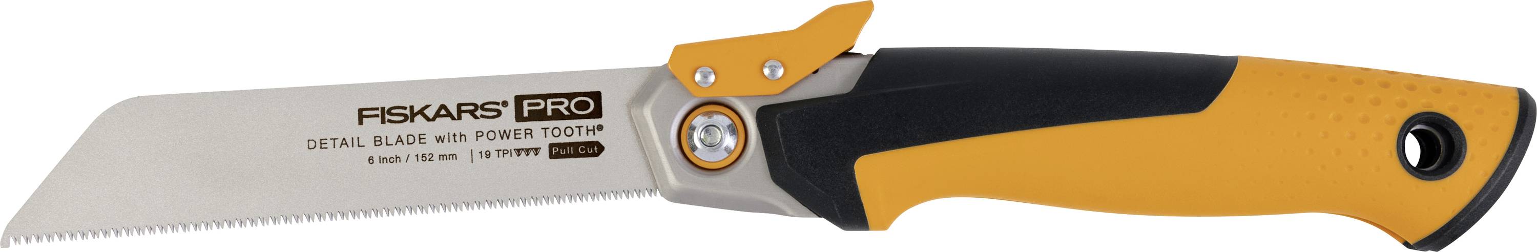 Orange-och-svart Fiskars Pro vikbar utility kniv med ett delvis utfällt tandadt blad, visad i sidvy med etiketten "Fiskars Pro" på bladet.