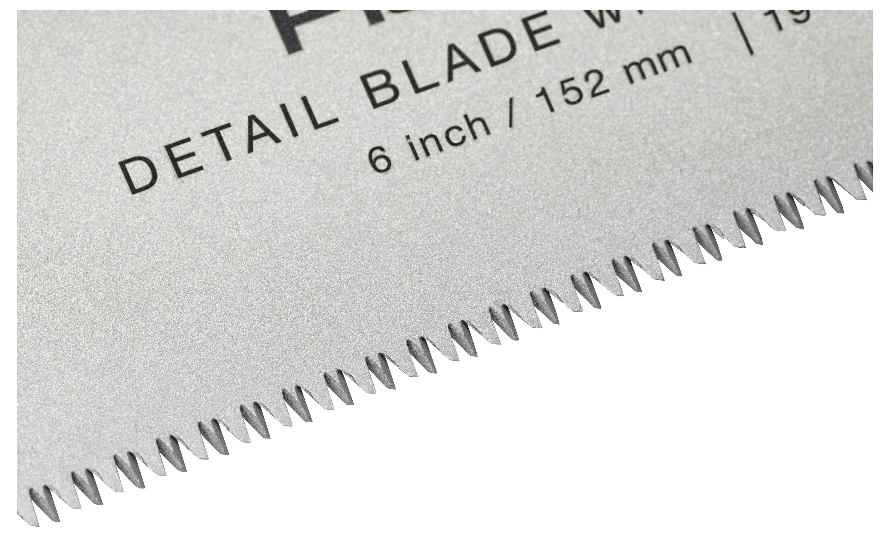 Närbild av ett metallhandsågblad märkt "DETAIL BLADE" och "6 tum / 152 mm," som visar fina tänder längs kanten.