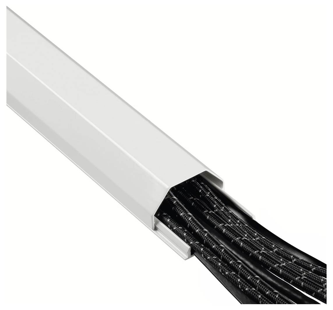 Vit kabelränna med öppet lock, som visar bundlade svarta kablar som löper genom kanalen.