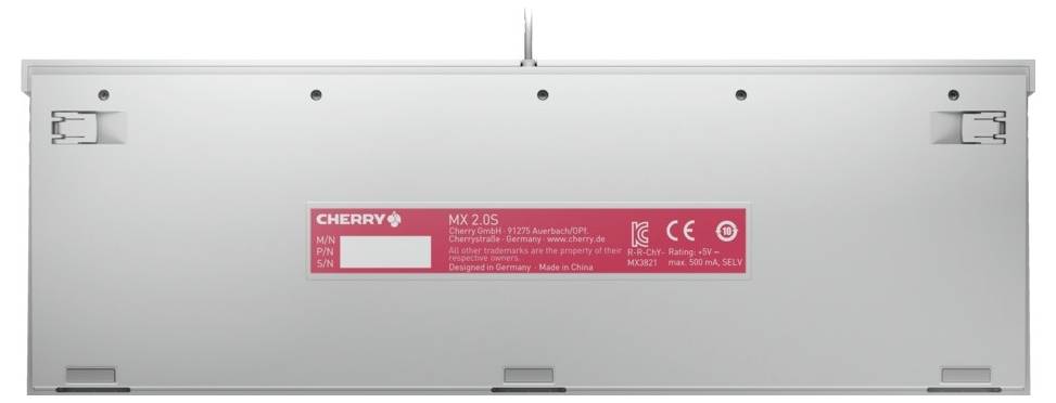 Bakvy av ett Cherry MK 2.0S-tangentbord som visar den silverfärgade undersidan med en röd produktetikett och monteringsfötter.