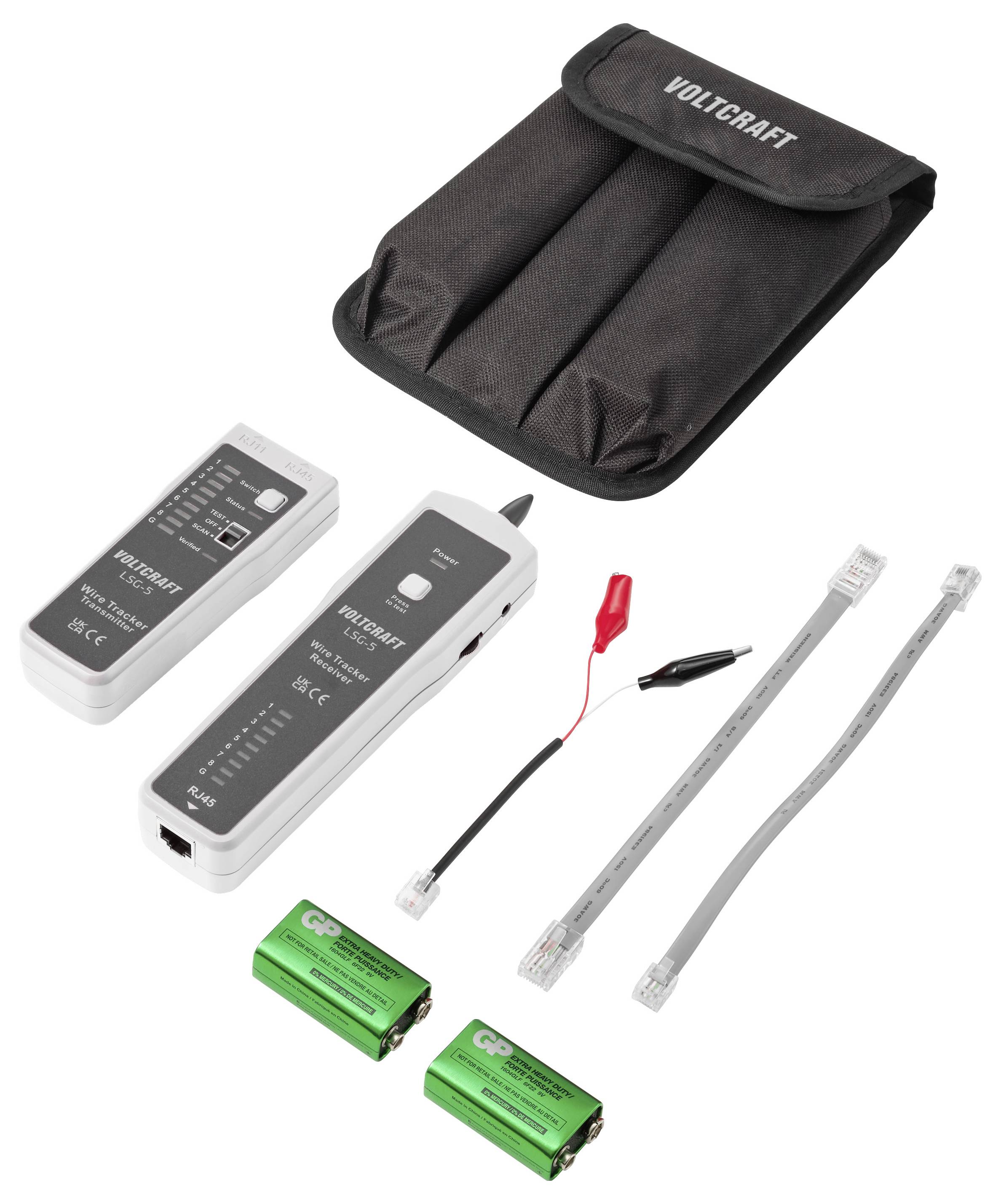 Nätverkskabeltestare-kit med bärväska, två handhållna enheter, testledning, två patchkablar och två batterier på vit bakgrund