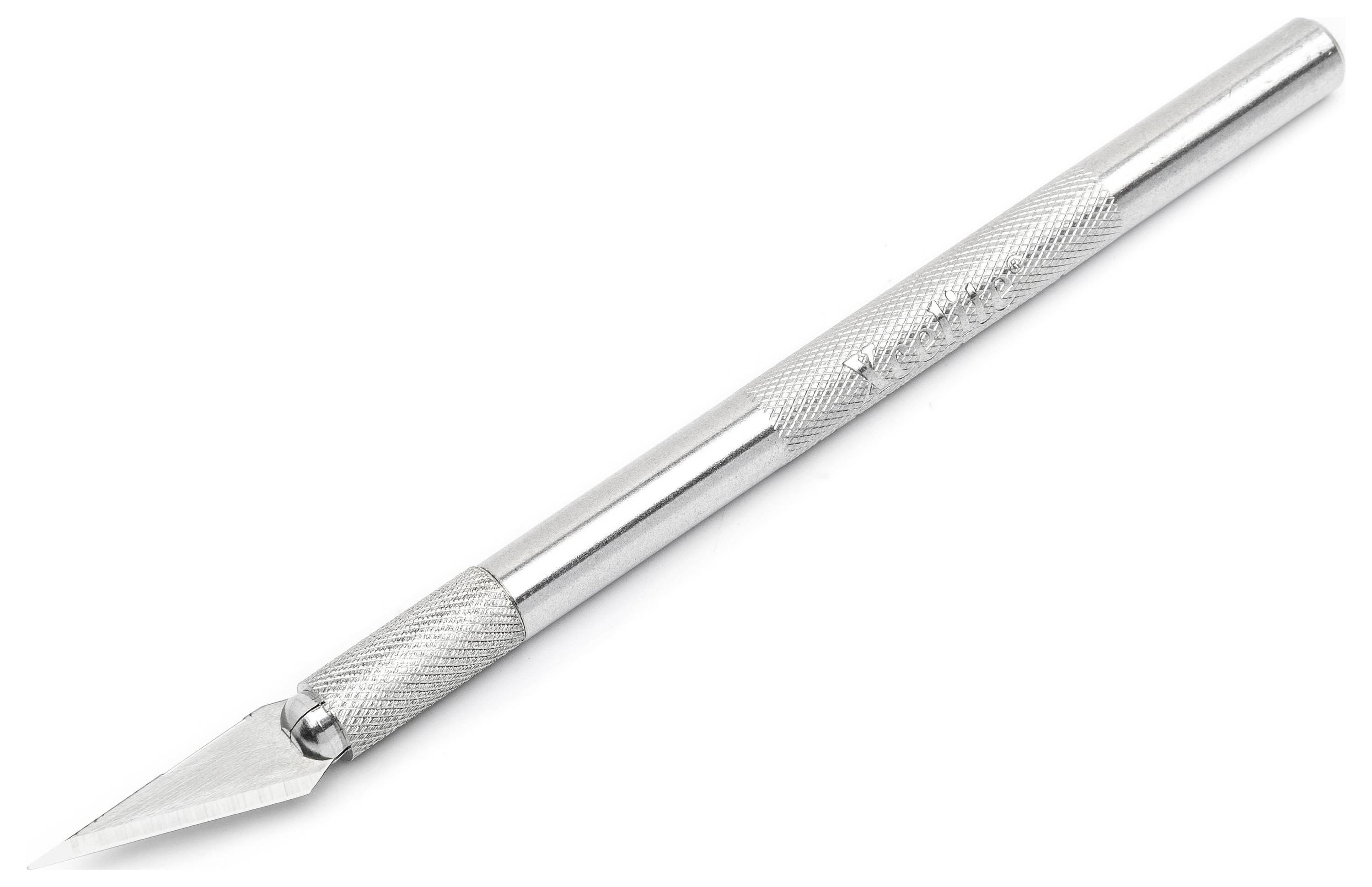 En silverfärgad precisionsknivskuld med en spetsig blad och köpig grepp, visad diagonalt på en vit bakgrund.