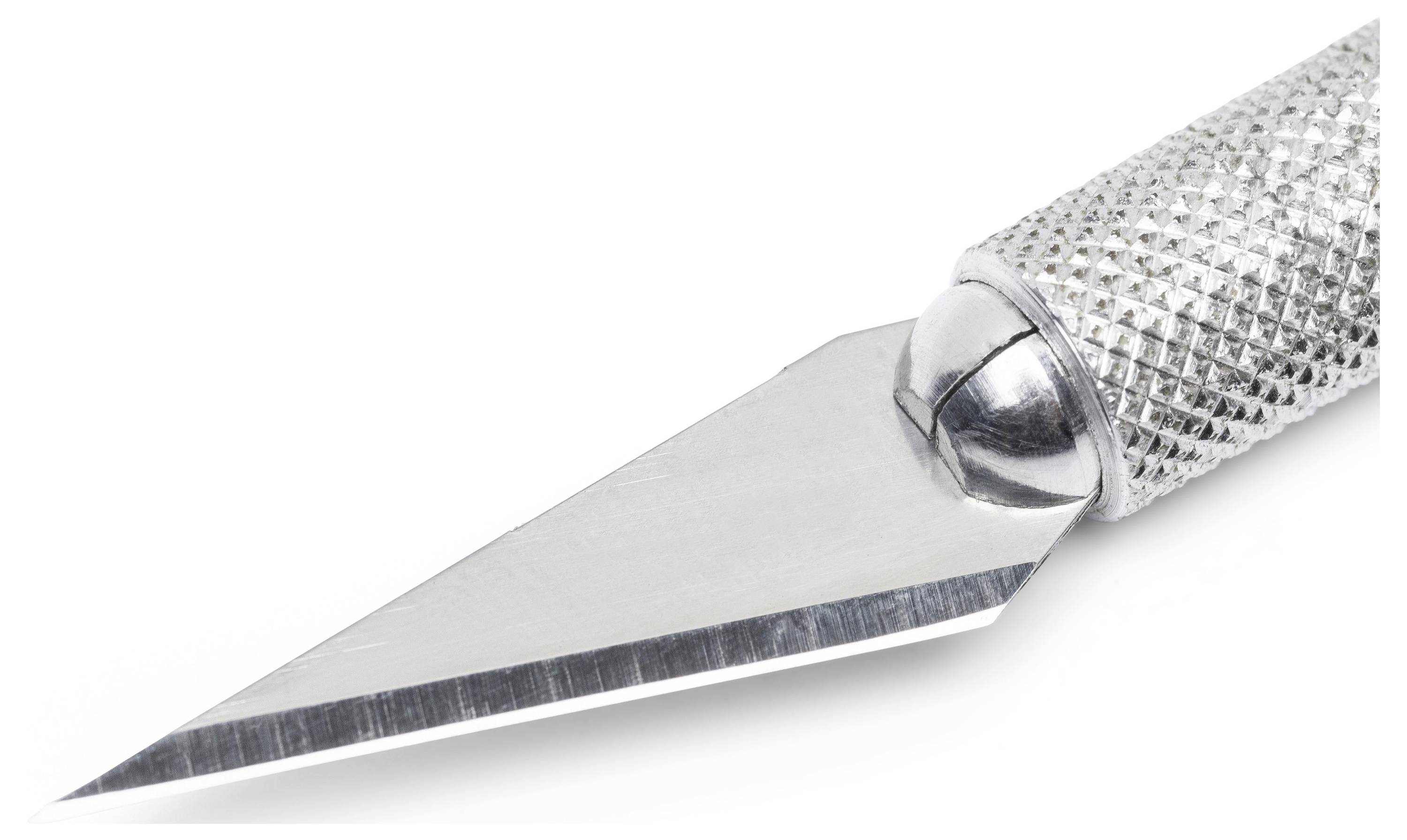 Närbild av en infällbar skalpell med ett skarpt silverblad och ett strukturerat metallhandtag på en vit bakgrund.