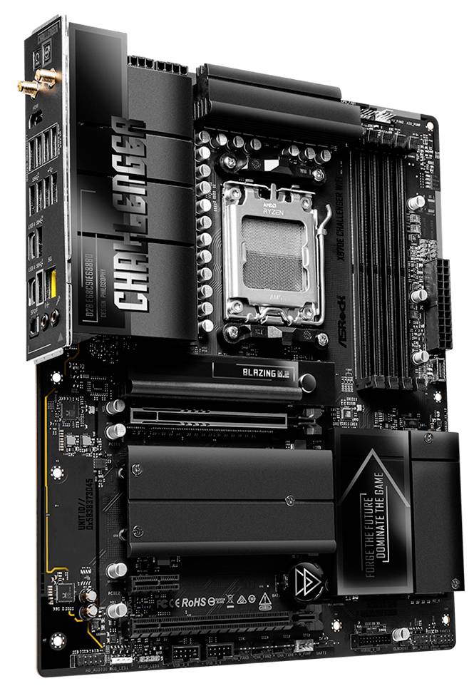 Svart ASRock Phantom Gaming-moderkort med CPU-sockel, stora kylflänsar, RAM-platser, PCIe-platser och bakre I/O-portar visade på vit bakgrund.