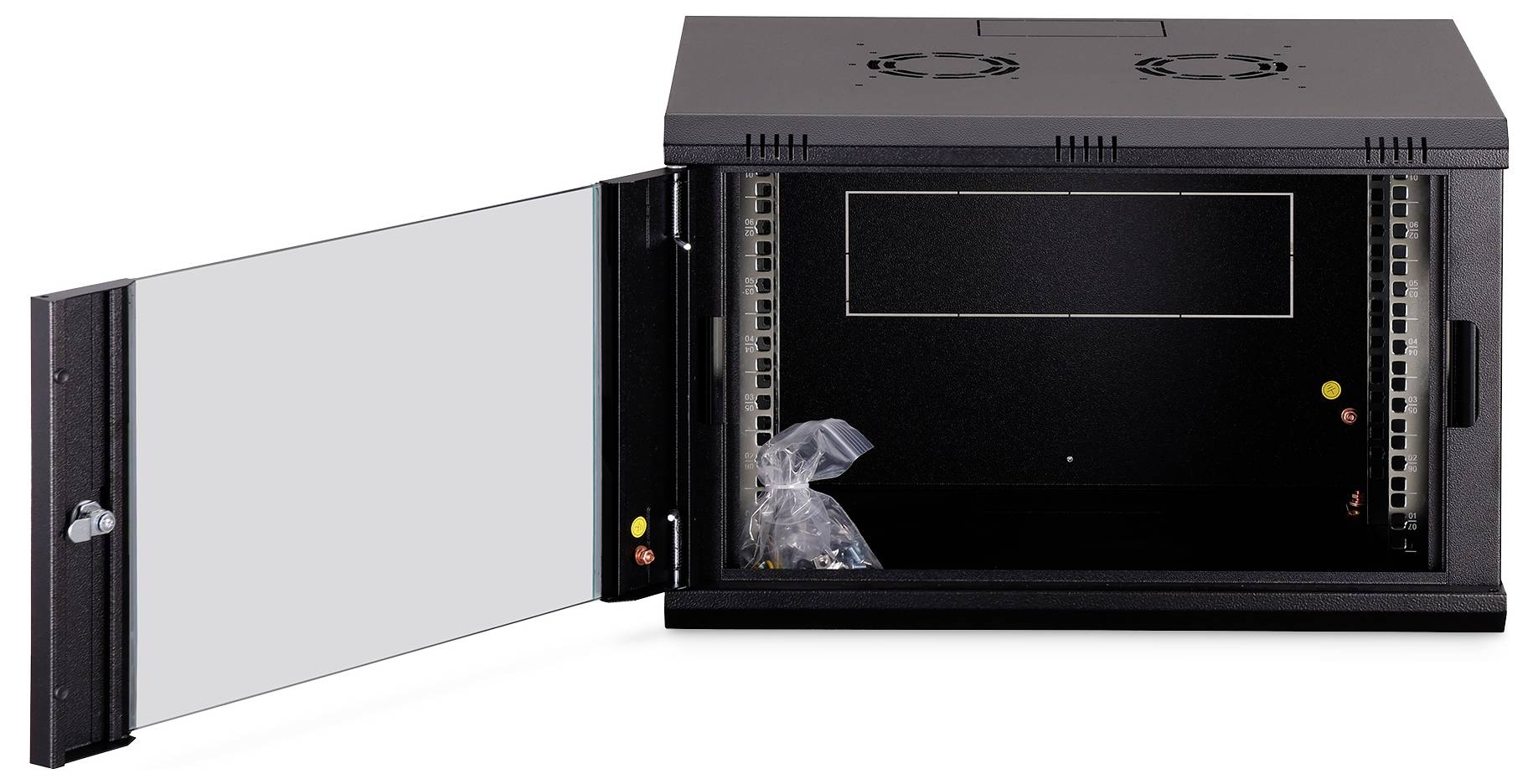 Svart väggmonterad serverrack-skåp med fram­dörrren öppen, som visar ett tomt inre och en liten plastpåse inuti.