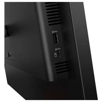 Närbild av en svart övervaknings- eller TV-sidopanel som visar USB-A och USB-C-portar med ventilationsspalt.