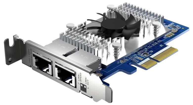 Dubbelports Ethernet-nätverkskort med två RJ45-portar, metallkonsol och stor kylvifta och värmeavledare på ett blått expansionskort.
