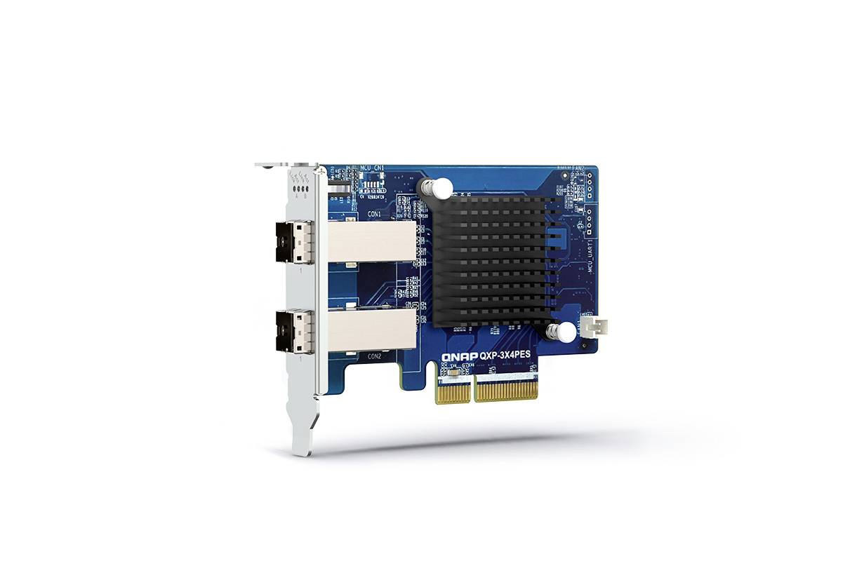 Blå QNAP nätverkskortadapter med två portar, metallfäste och guldpläterad PCIe-kantanslutning, visad på vit bakgrund.
