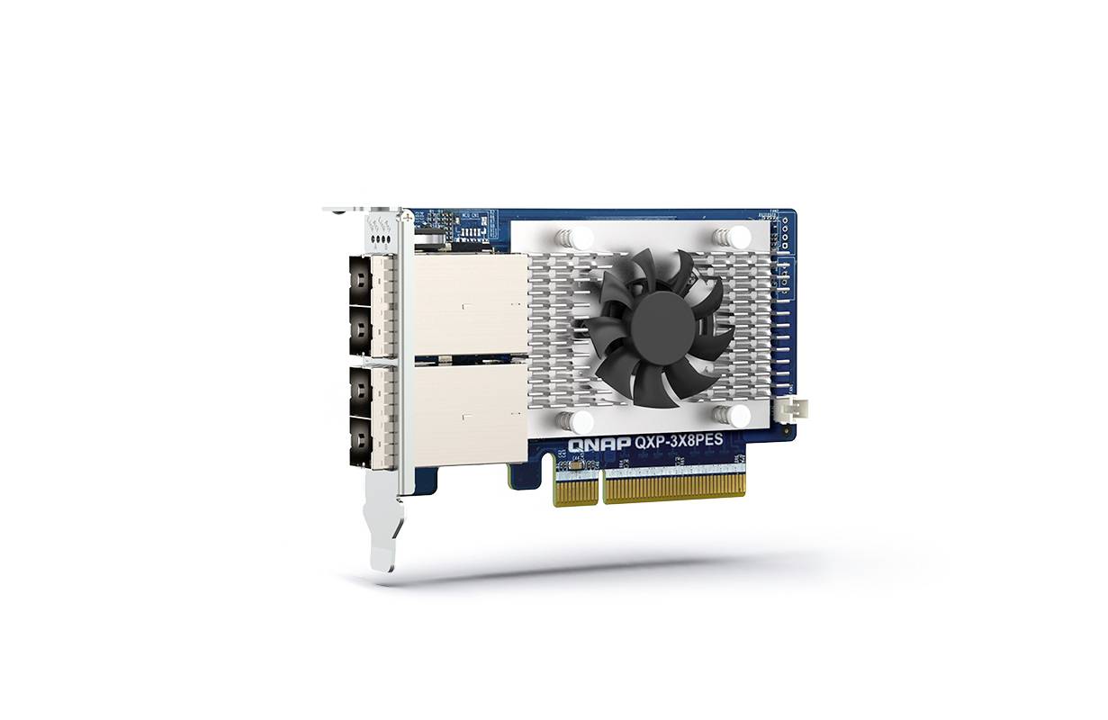 Ett QNAP PCIe-expansionskort med en stor kylfläkt och flera externa portar, visad isolerad på en vit bakgrund.