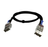 Svart kabel med två metallnätverksanslutningar på vit bakgrund, sannolikt en Ethernet- eller datakabel.