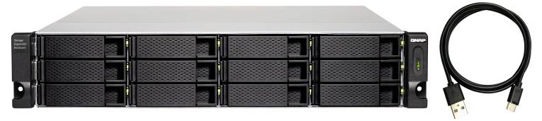 Frontvy av en rackmonterbar lagringsserver med flera hot-swap-enhetsplatser och statuslysdioder, visad bredvid en USB-kabel.