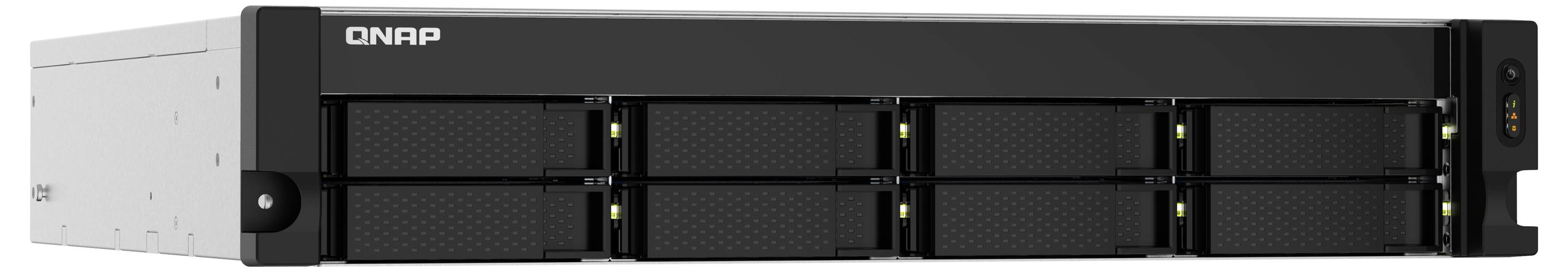Frontvyn av en QNAP rackmontering nätverkslagringsserver med flera diskenheter och statusindikatorer, visad i ett svart och silverfärgat chassi.