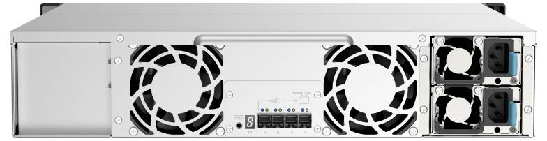 Bakvy av en silver rackmount-server med dubbla stora kylflänsar, central status-/portpanel och två hot-swap strömförsörjningsmoduler på höger sida.