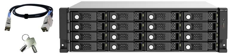 Rackmount-lagringserver med 16 utbytbara hårddiskfack, tillsammans med en Ethernet-kabel och två nycklar.