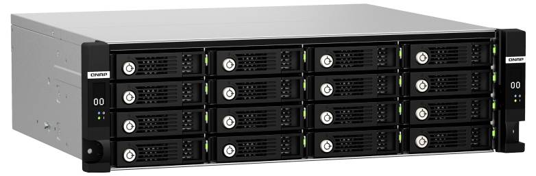 Frontvyn av en QNAP rackmonterad NAS med flera hot-swap-enhetsplatser och statuslampor, visad i ett serverchassi.