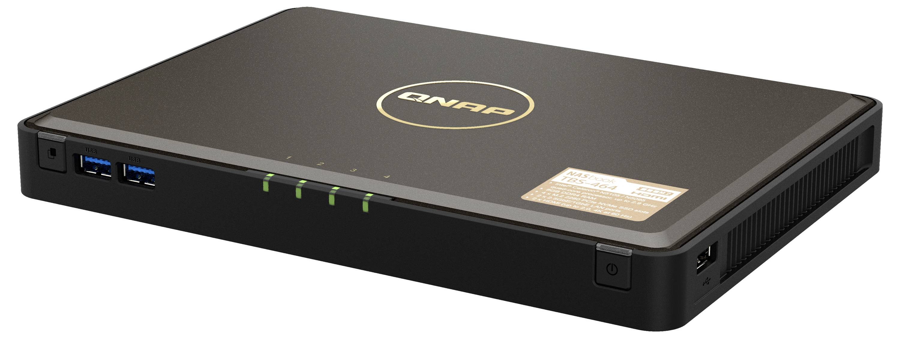 Svart QNAP-nätverksapparat med USB-portar på framsidan, statuslysdioder och ventilationsspår, visad i perspektiv på vit bakgrund.