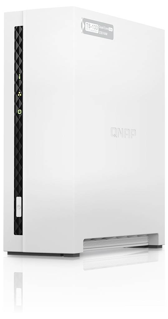 Vit QNAP TS-133 NAS-enhet visas i en studioproduktfoto, frontvy med svart vertikal status-LED-rad och logotyp.