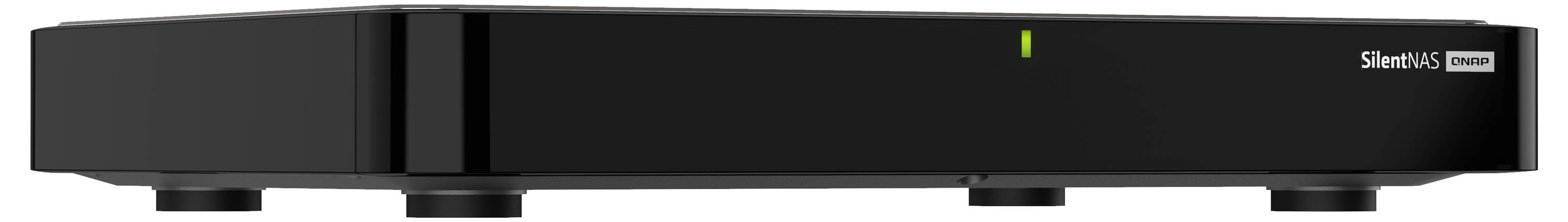 Svart SilentNAS-enhet med frontpanel med ett litet grönt statusljus och SilentNAS-logotyp på högersidan.