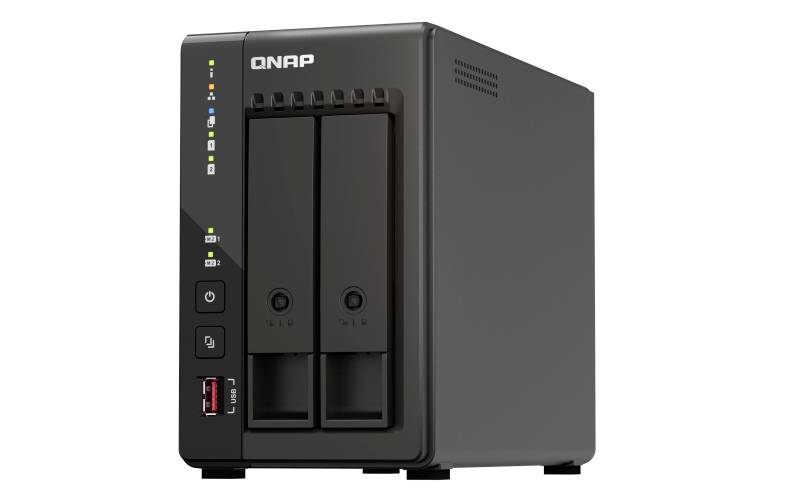 Svart QNAP tvåfacksnätverkslagringsserver med främre statuslysdioder, strömknapp, USB-port och två diskettfack.