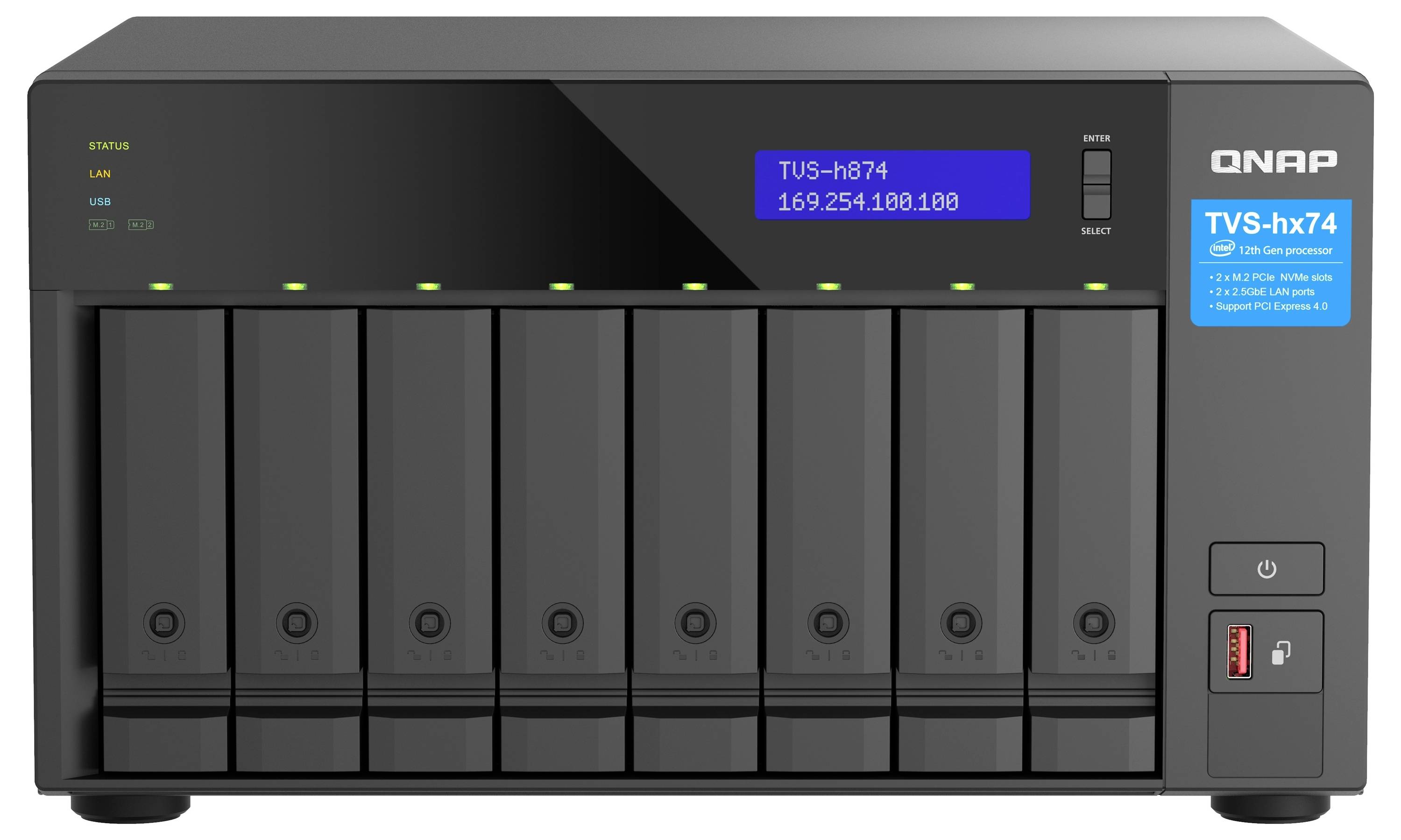 Frontvyn av en QNAP TVS-hx74 NAS med åtta diskenheter, statuslampor och en display som visar "TUS-h874" och IP-adressen "169.254.100.100".