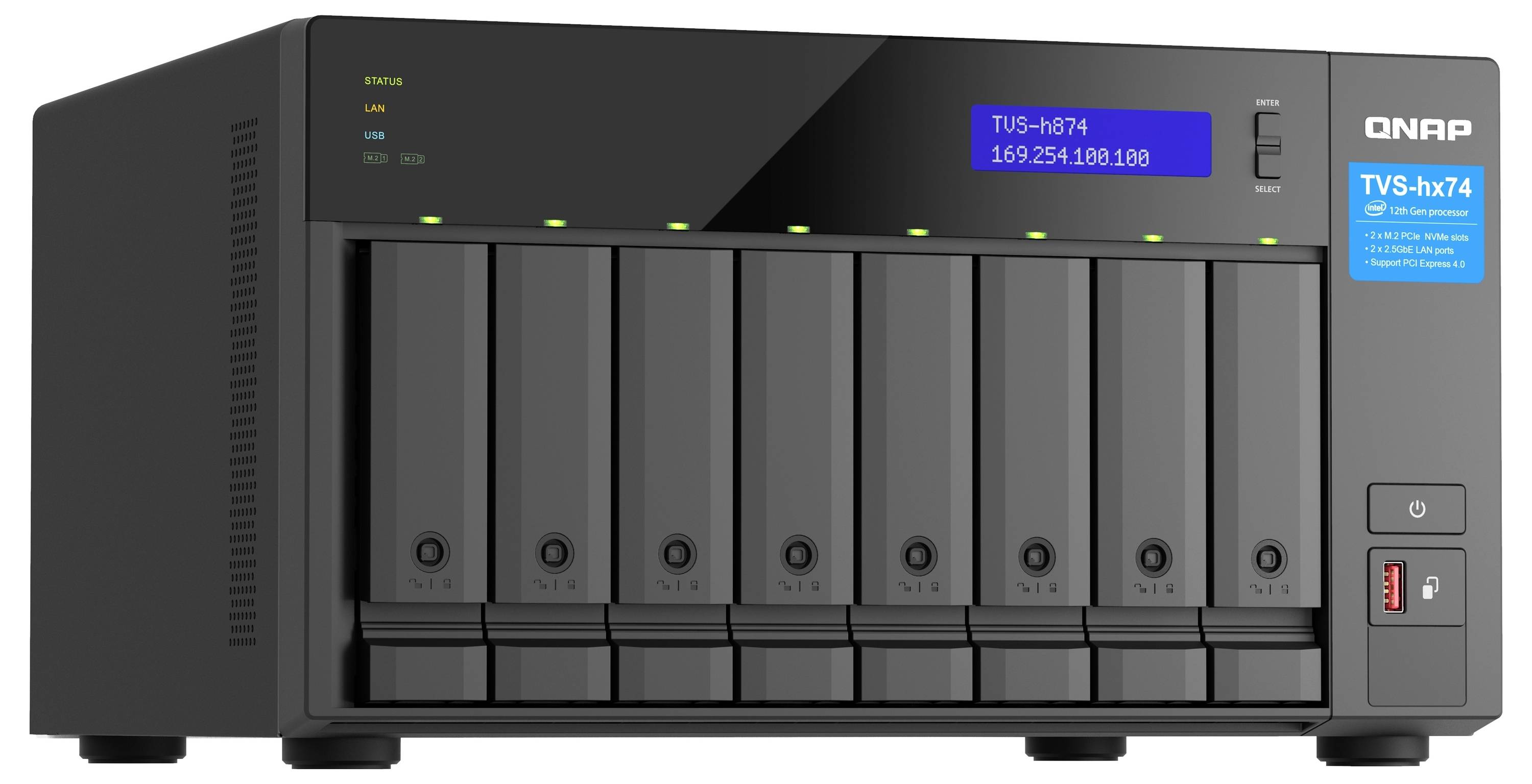 Frontvyn av en QNAP åttabays NAS-lagringsenhet med drivbrunnar, statuslampor och en liten LCD-skärm som visar "TUS-h874" och en IP-adress.