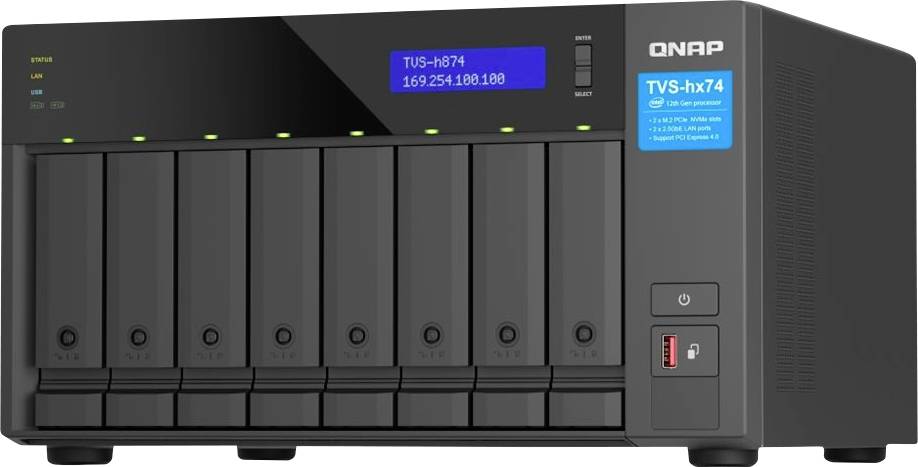 QNAP TVS-h874 NAS-lagringskapsling med åtta framnäs för hårddiskar, statusindikatorer och en liten display som visar "TVS-h874" och en IP-adress.