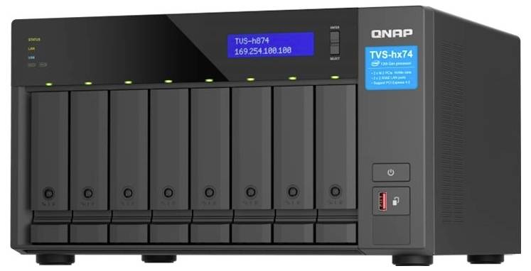 Framvy av en QNAP NAS-lagringserver med flera enhetshållarplatser, en blå statusdisplay som visar 'TUS-H874' och '169.254.100.100', och en höger sidopanel med ström- och USB-portar.