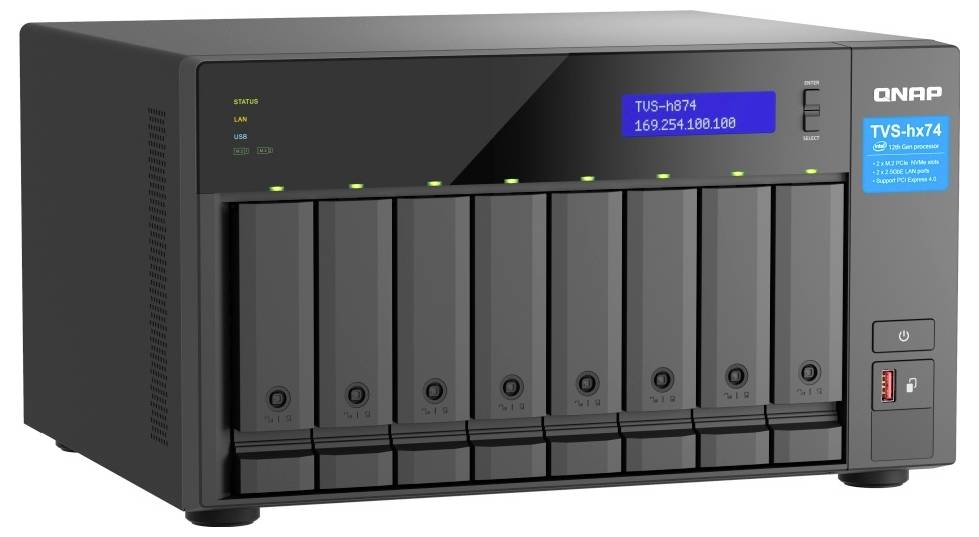Framvy av en QNAP NAS-lagringsenhet med åtta enhetsplatser, statuslampor och modellbeteckningar på displaypanelen.