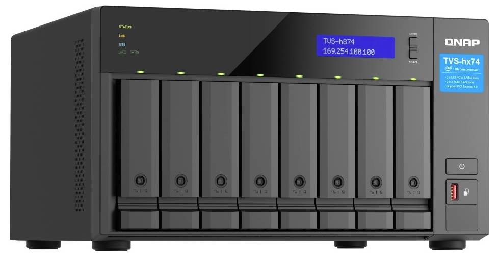 Frontvyn av en QNAP TVS-h874 NAS-server med åtta diskenheter, statusljus och en liten blå display som visar "TVS-h874" och IP-adress.