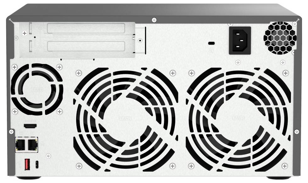 Baksidan av en nätverkslagringsanordning med två stora kylfläktar, strömingång, Ethernetportar, USB-portar och expansionsplatser.